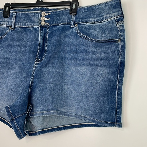 Torrid 3.5 Inch Jegging Super Soft High Rise Jean Shorts. Plus Size 28. NWT. - Picture 5 of 16